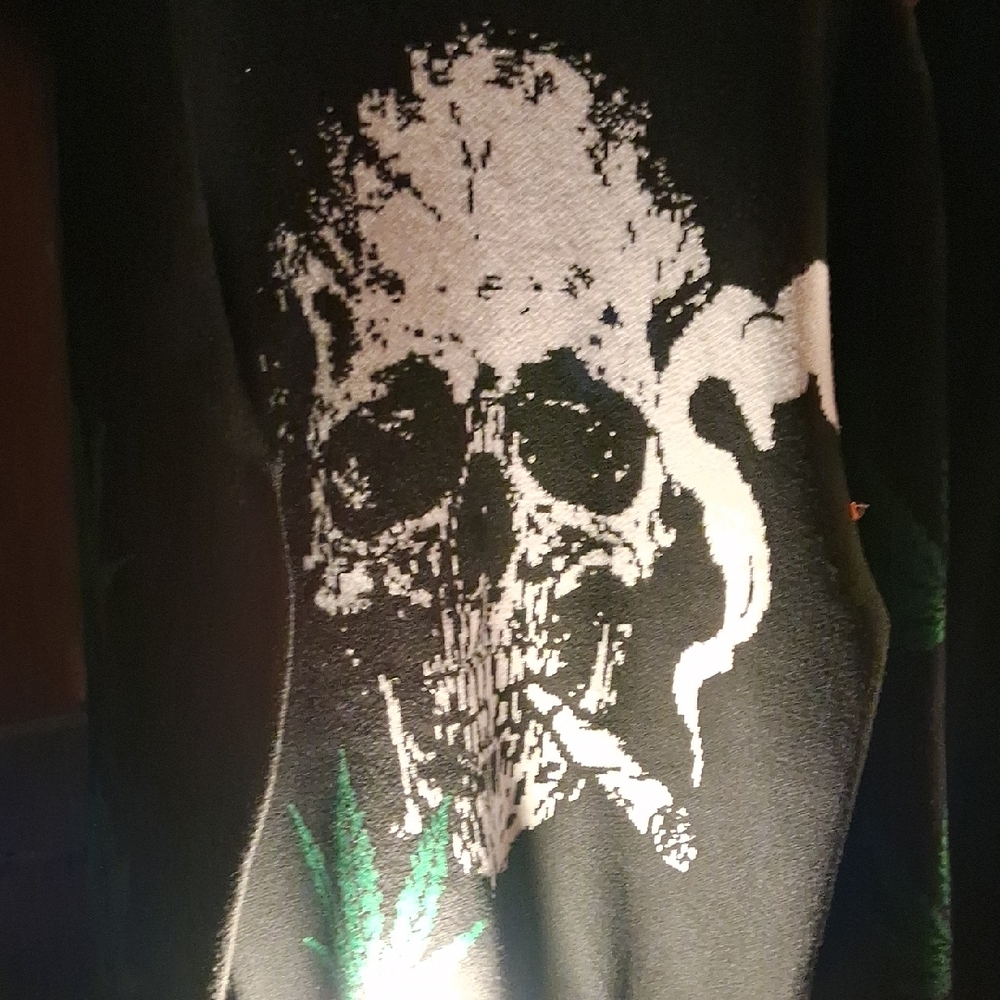 Black Graphic Skull Pullover Hoodie - Casual Men's Sweater